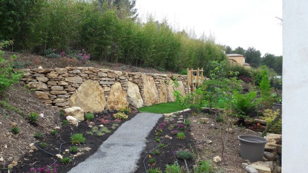 murs verticaux et chemins de promenades dans un jardin de Bandol